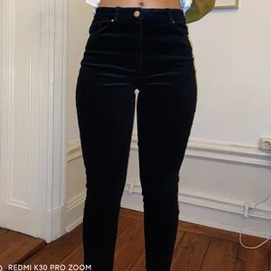 Highwasted mörkblå Manchesters💙💙 - Nyskick skitkattiga i stretch som får ens kropp att se jättebra ut✨✨pris e alltid diskuterbart och skriv för fler bilder eller om du undrar något💙💙💟💟