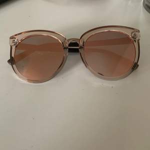Superfina ljusrosa solglasögon med speglande glas i rosa ton!  Bågarna är genomskinliga. Köparen står för frakten✨