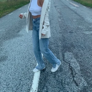 Jeans  - Säljer dessa supersnygga jeans med slits från missyempire😍😍 de är klippta så de går över skon på mig som är 163🥰