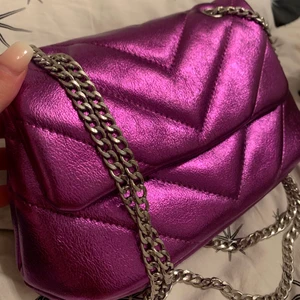 Super cool väska!  - Super cool väska som tyvärr inte kommer till användning. Använd fåtal gånger Så den är i nyskick!☺️ man kan ha den både kort och lång. Från bershka!