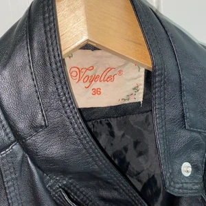 Skinnjacka  - Köpt för ett år sen använt under våren ungefär,ordinarie pris 250