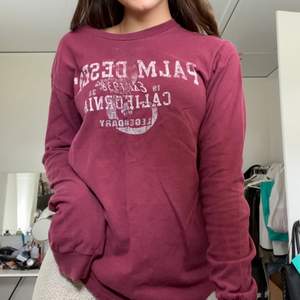 Rosa sweatshirt köpt second hand för ett tag sedan, säljs då den inte längre används🪴 står ingen storlek i tröjan jag skulle gissa på xs men passar nog också s :)