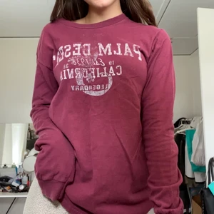Rosa sweatshirt  - Rosa sweatshirt köpt second hand för ett tag sedan, säljs då den inte längre används🪴 står ingen storlek i tröjan jag skulle gissa på xs men passar nog också s :)