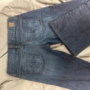 Skitsnygga lowwaisted jeans från Guess, Raka breda/ bootcut. Säljer då de är förstora för mig så kommer ej till användning tyvärr. Innerbenslängd 83cm. Skriv för mer info!☺️❤️