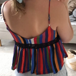 Zara topp - Väldigt somrig topp. Skulle säga att den är 4/5 i skick skriv till mig om ni vill veta mer eller se fler bilder. Kommer tyvärr inte till användning☀️☀️☀️