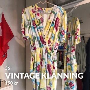 Vintage klänning S/M -  Riktigt vintage klänning är bra skick . Strl 36/S/M . Finns i Abrahamsberg. Tar helst swish 