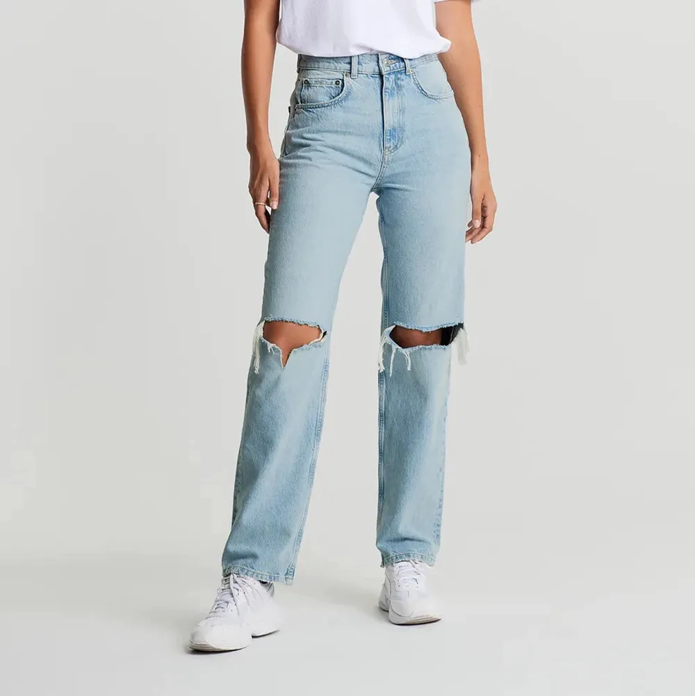 Ljusblå jeans från Gina med hål på knäna i storlek 36💕bilderna är lånade. Jeans & Byxor.