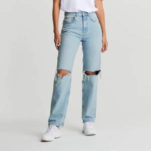 Ljusblå jeans från Gina med hål på knäna i storlek 36💕bilderna är lånade