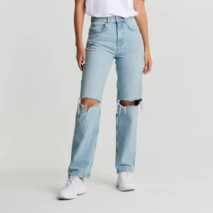 Jeans Gina tricot  - Ljusblå jeans från Gina med hål på knäna i storlek 36💕bilderna är lånade