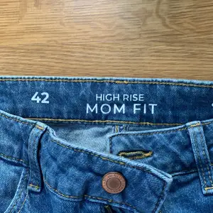Säljer ett par brillans nya mom jeans i storleken 42. Säljs pågrund av det är fel storlek. 