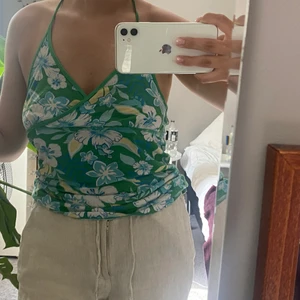 Topp - Säljer min jättefina blommiga topp som jag säljer då jag ej använder längre. Strl M och jag skulle säga att den är sann till storleken. Utgångspris 60kr. Ifrån hm och är ganska säker på att den inte säljs längre😊 Skriv för fler bilder eller om du har en fråga💗