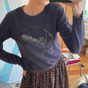 Mörkblå tröja långärmad T-shirt  - Mörkblå tröja med ett tryck på i storlek S men passar M som jag brukar ha. Inte använd alls många gånger därefter inga defekter. Långärmad och tunn så passar nu till på sommaren. Passar sååå fint till linnebyxor, Använder själv den i Litauen vilket är ett ganska varmt land och funkar toppen. Köpte den på en outlet i Barkarby för 350kr säljer den nu för 90kr +frakt (20kr)