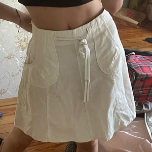 Linne kjol - Säljer nu min linneskjol som är helt ny bara använt två gånger. Storlek S använder den fint då det finns knytsnören. Köptes på Sinsay för 400kr säljs nu för 150kr +frakt 20kr