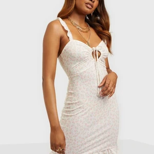 Klänning - Säljer denna superfina sommarklänning från Nelly. Endast använd en gång.