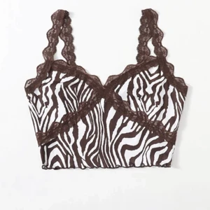 Topp - En super fin topp som är brun och vit i zebra mönster och har även spets. Aldrig använd endast testad! Köparen står för frakten!🤍🦋