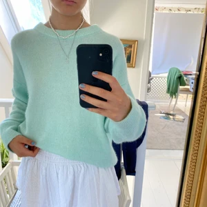 Other stories stickad tröja - Världens finaste stickade tröja i alpaca-ull köpt på & other stories för ca ett o ett halvt år sedan, men som tyvärr aldrig kommit till användning o prislappen är kvar! Älskar den så fin men får tyvärr aldrig användning för den❤️ Orginalpris 850kr