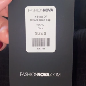 Linne i storlek S. - Plagget har resor vid midjan och sedan något lösare material vid bysten. Jag råkade beställa 2 likadana tröjor så denna är inte använd, prislappen är kvar! Den är rätt liten så passar som en magtröja! 