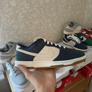 Dunk by you - Säljer Nike dunk by you, både läder och tyg har använts på skorna, väldigt unika. Helt nya och oanvända. Skickas snabb och spårbar. Undrar ni över något? Skriv så svarar jag så fort jag kan 🙂