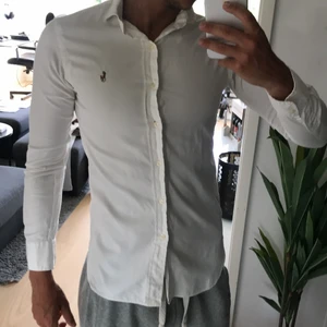 Vit Ralph Laurenskjorta storlek S - Vit Ralph Laurenskjorta storlek S. Säljes i befintligt skick, billigare vid snabb affär.