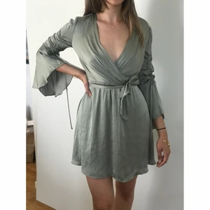 Grön silkesklänning i strl EU 36 - Säljer denna vackra silkesklänningen i storlek XS/S (EU 36) som är aldrig använd! Prislappen är kvar! Köpt från en australiensk märkesbutik ”Bardot”. Ordinariepris: 1282 kr, köpt: 384 kr, säljer för 250 kr! Kan prutas