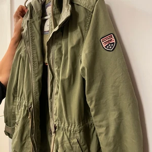 Tommy hilfiger jacka storlek s  - Säljer min Tommy hilfiger jacka, använd den några gånger bara.  Storlek s säljer för 250