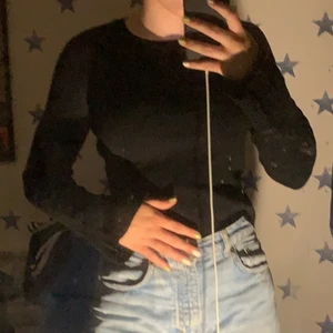 Svart stickad tröja  - Svart stickad tröja från BIK BOK i storlek XS men passar som S/M. Stretchigt material. Köparen står för frakt eller mötas i Norrköping. Kan diskutera pris.:)