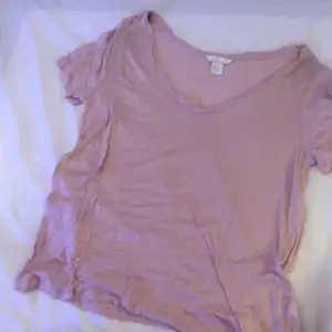 Ljusrosa t-shirt i storlek M. 10kr+frakt💕