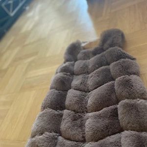 Pålsväst - Väldigt snygg och nästan helt oanvänd pålsväst, fake päls men väldigt bra kvalite 👌👌 känns som helt ny. Storleken är M men känns som S och kan även användas om du är xs.