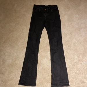 Bootcut jeans - Ett par svart/gråa bootcut jeans från Lindex. Storlek 36 men skulle även passa 34. Så sjukt snygga men passar mig tyvärr inte längre. Nypris 699kr..