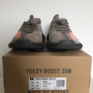 Yeezy ash stone  - WTS ett par Yeezy ash stone (Dswt), strlk eu 44 2/3. Skorna är som sagt aldrig använda och släpps för ett bra pris. Skriv gärna om du har nån fundering eller vill ha mer detaljer.