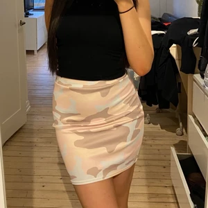 Minikjol camo  - Minikjol från Missguided i rosa camo-mönster 🖤 Frakt tillkommer, 63kr spårbart, kan se om jag får mer den i ett billigare PostNord-kuvert annars🖤