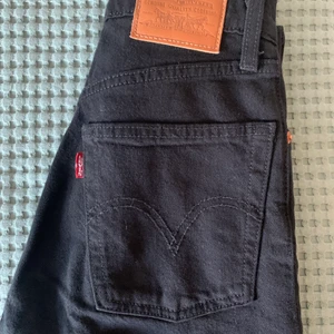 Levis jeans - Ett par svarta raka ankel Levis jeans som tyvärr är försmå. Använt fåtal gånger därmed inga slitnader!