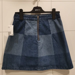 Jeanskjol - Rutig jeanskjol från H&M i storlek 38. Ej använd då den är för liten för mig 🥰💙 Frakt tillkommer 💕