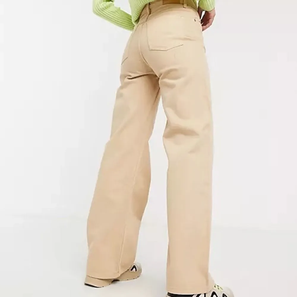 Säljer dessa monki jeans i modellen Yoko! Perfekt längd för mig som är 170cm lång men säljer pga lite små i midjan! Buda i kommentarerna eller köp direkt för 250kr!💕💕. Jeans & Byxor.