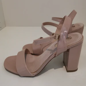 Nude/beige högklackade skor - Nude/beige högklackade skor från Primark i storlek 38. Använda vid 1 tillfälle 🌸💕