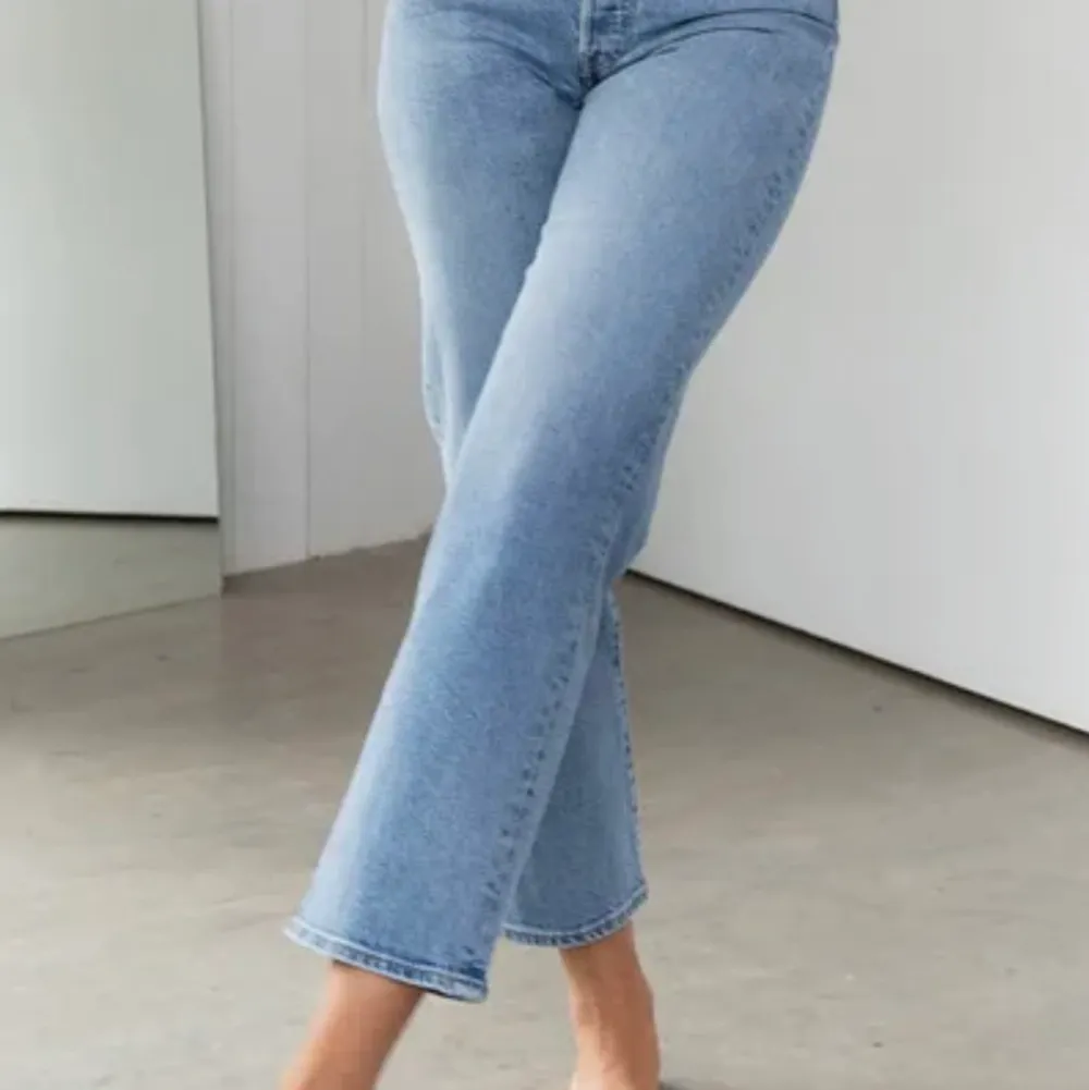 Säljer dessa snygga jeans som passa perfekt nu i sommar! Samma färg som på bilden i strl 27, sparsamt använda! Säljs pga att de ej kommer till användning och är sparsamt använda! Buda eller köp direkt för 800kr! . Jeans & Byxor.