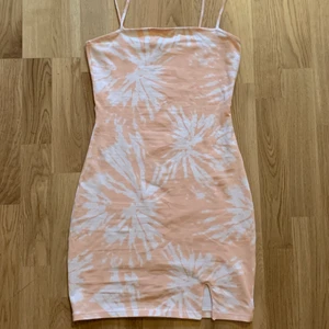 Rosa klänning  - Jätte skön klänning från HM, stl S men passar mig som är M, väldigt stretchig och luftig. Kan endast mötas upp i tc eller södra sthlm.