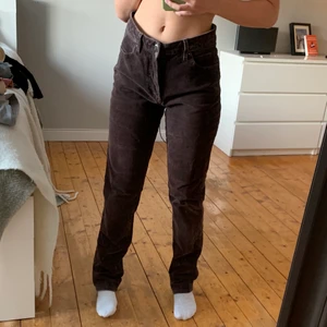 Flash Jeans  - Bruna Manchester jeans inifrån Flash Jeans. Säljer pga att de ej kommer till användning. Kund bestämmer leveransalternetiv: PostNord skicka lätt, 66kr (spårningsbart) eller PostNord standard, 45kr (ej spårningsbart)