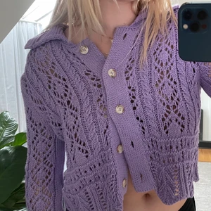 Finaste virkade cardigan - En av dom finaste plaggen jag äger, tyvärr har den bara kommit till användning 1 gång. En lila virkad cardigan från Zara, näst intill helt ny. Storlek S men lite oversize.