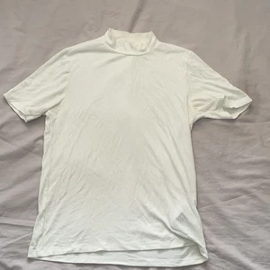 T-shirt m liten polokrage - Fräsch vit t-shirt med liten polokrage, tajt sittande och väldigt mjuk. Storlek M. Köparen står för frakt och betalas via Swish✨