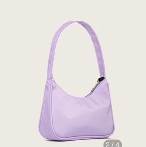 Väska - Söker en sån här väska i blå,lila eller svart. Skriv gärna till mig om ni kan tänka er att sälja er sån väska! Jag tar den för max 80kr och ett bra skick