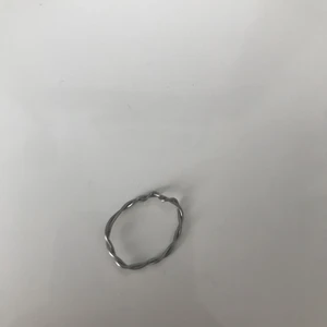 Egengjord ring  - Ringen är gjord av ståltråd som är tvinnad.⛓.          Ringen är öppen och då justerbar så den passar alla fingrar!