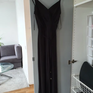 Svart jumpsuit - En elegant svart jumpsuit. Materialet är tunt, luftig och stretchigt. Har använts ett par gånger men är fortfarande som ny. Originala priset, 700 kr. Kontakta för mer info. 