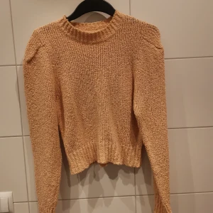 Ljus orange långärmad tröja - Ljus orange långärmad tröja i fint skick från Zara i storlek M✨ Frakt tillkommer 💕