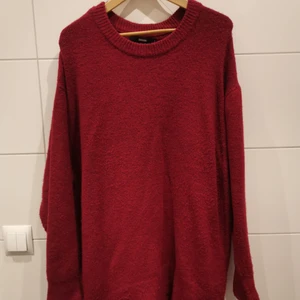 Lila/röd stickadtunika  - Lila/röd stickadtunika i bra skick från BikBok i storlek S (bra att veta att den är stor i storleken) ✨ Gratis frakt 💕