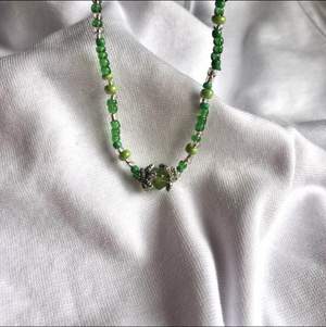 Ett grönt pärlhalsband som är fint till en simpel outfit:) Finns ett likadant i blått på profilen 