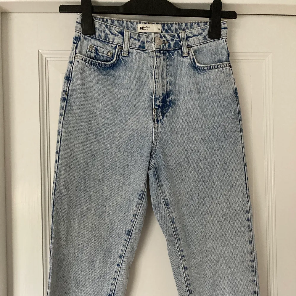 Mom jeans ifrån Gina tricot i ljus färg. Endast använd fåtal gånger då de är alldeles för små för mig. Nypris 399kr men säljs för 100kr. Jeans & Byxor.