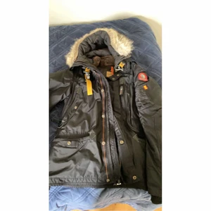 PJS jacka - PJS jacka, Str: S, Modell: Herr, Skick: Helt ny, Pris: bud från 2400kr  Kolla gärna in mina andra inlägg, Vid intresse av fler varor så fixar jag ett bra paketpris!