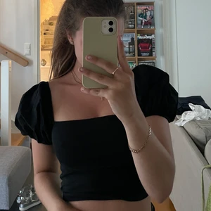 Topp - Topp med puffärmar, knappt använd.