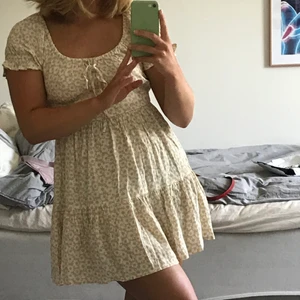 Sjukt fin klänning - Världens finaste klänning, tycker verkligen om den så mycket men den är tyvärr för kort för att jag ska vara bekväm i den. 🥲 Storlek small, väldigt sparsamt använd i fint skick! Nypris var runt 500kr om inte mer då märket är designbysi (danskt därav dyrare frakt). 😇 Så somrig o fin!